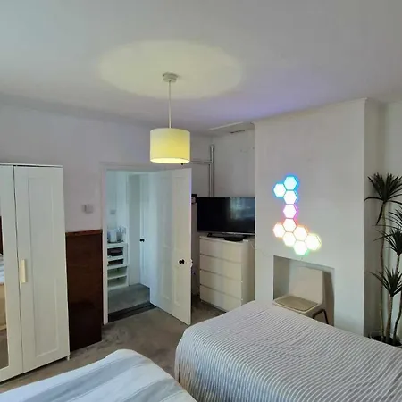 Converted Bungalow In Bexley Лондон Экстерьер фото